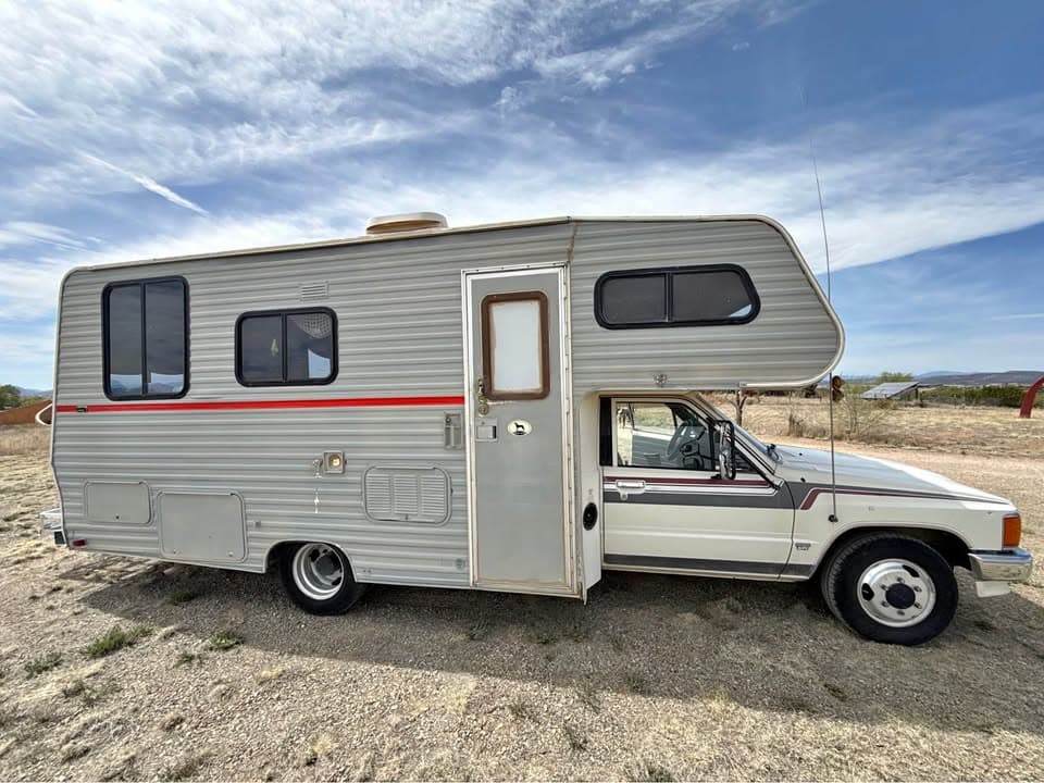 1987 Dolphin RV Collectors RV Class C Toyota Mini Motorhome